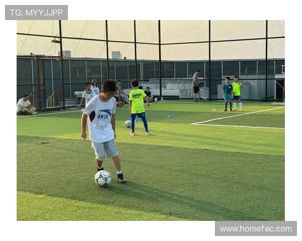 俱乐部开设线上足球学校普及基础知识与技巧 提升学员实战能力